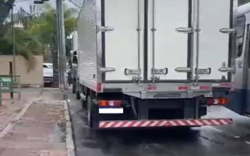 Estacionamento irregular em pontos de ônibus em Itaipava