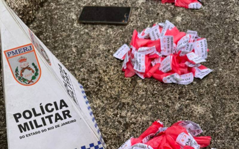 PM apreende drogas no Floresta