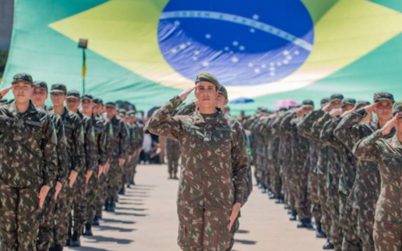 Ministro da Defesa prestigia as primeiras mulheres no serviço militar inicial