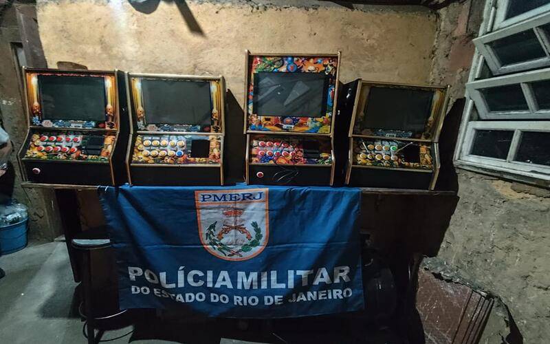 PM apreende sete máquinas caça-níqueis na Estrada da Saudade