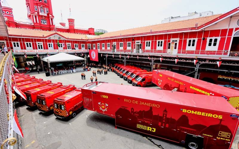 Cláudio Castro entrega novas viaturas ao Corpo de Bombeiros e reforça atendimento de e