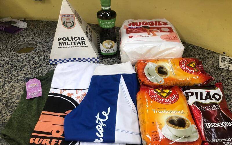Dois homens são presos por furto em estabelecimento comercial na Rua Teresa
