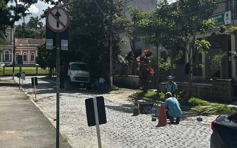 Prefeitura conserta buracos no Bosque