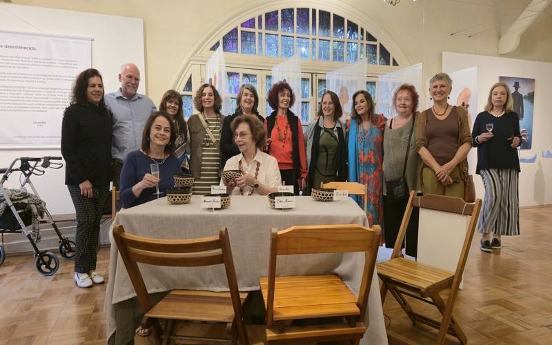 2-Maria Isabel Sá Earp e Ricardo Tamella com os artistas que participam da exposição q