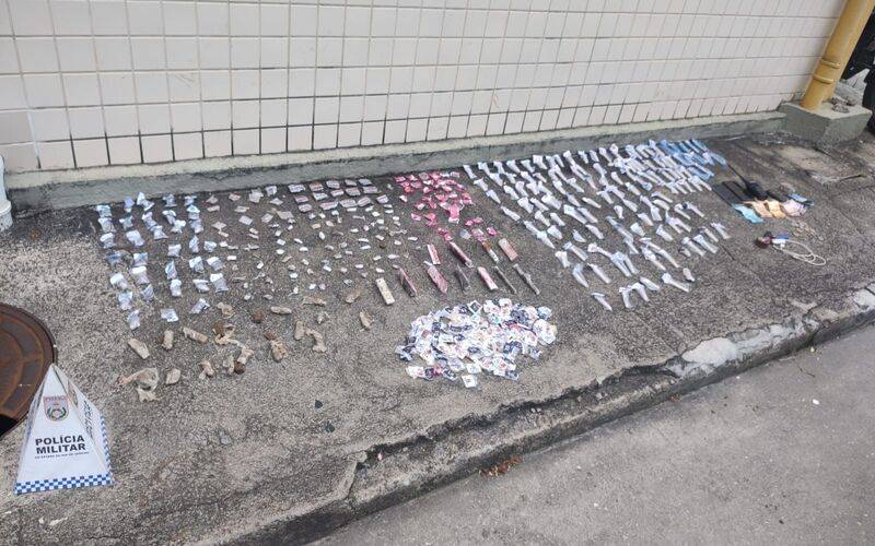 Polícia Militar realiza apreensão de drogas no Duarte Silveira e Quitandinha