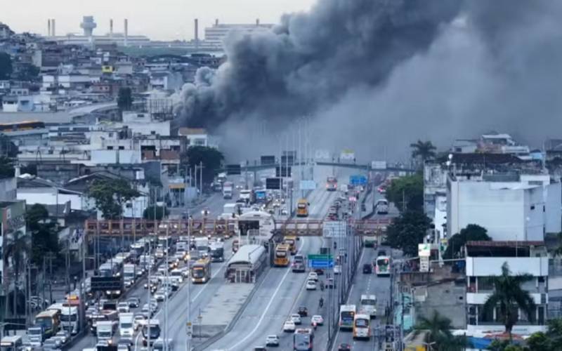 Rio: incêndio de grandes proporções em Ramos, altura da Avenida Brasil