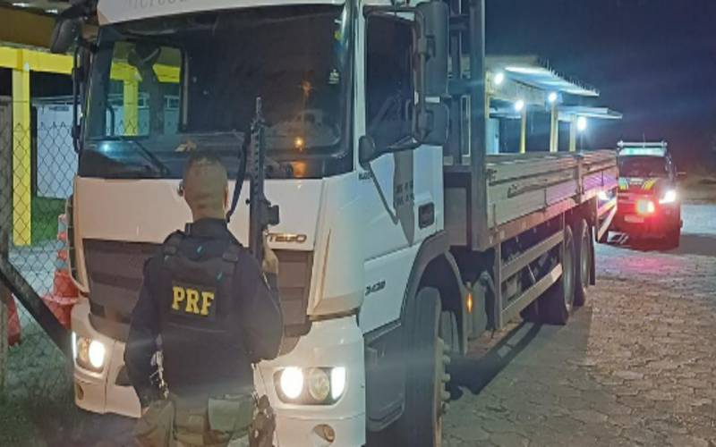 PRF intercepta caminhão “clonado” na Serra de Petrópolis