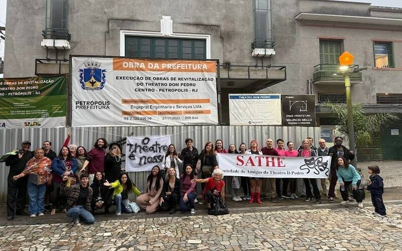 Artistas e moradores realizam ato em defesa da reabertura do Theatro Dom Pedro em Petr