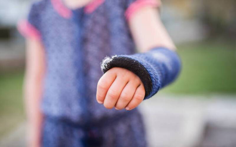 Pai denuncia negligência em acidente com a filha no colégio 