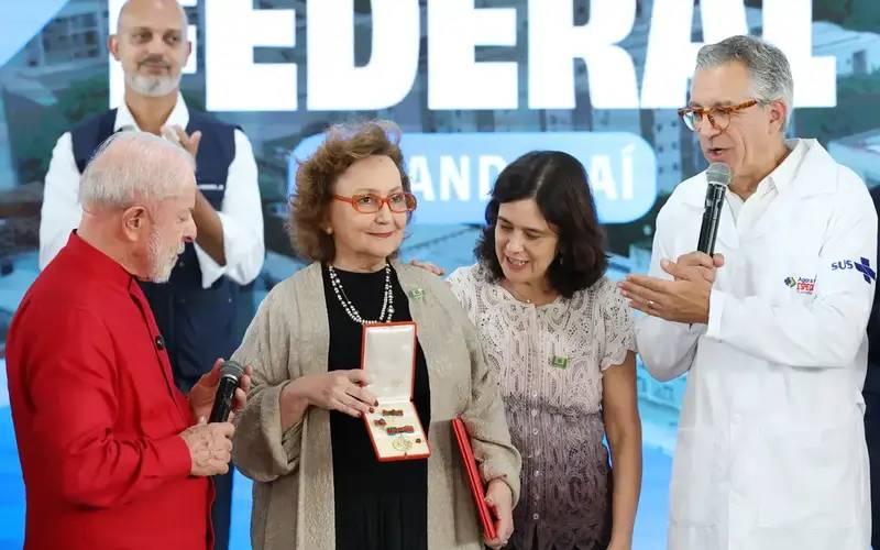 Pesquisadora Margareth Dalcolmo recebe medalha Oswaldo Cruz