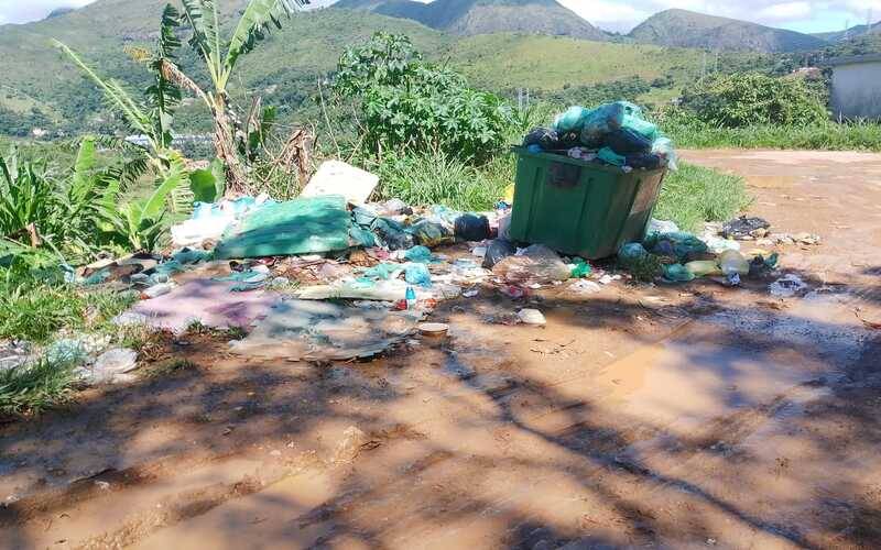 Após quase duas semanas, Vicenzo Rivetti volta a ter problemas com lixo