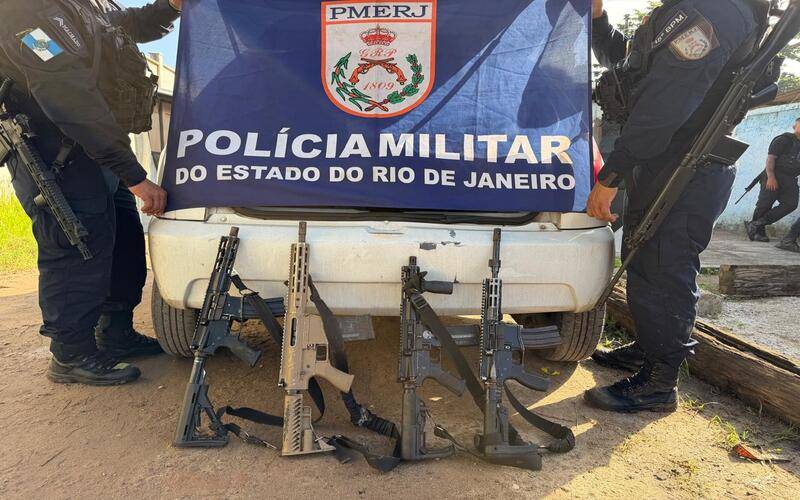 Polícia Militar prende quatro criminosos e apreende fuzis em operação em Duque de Caxi