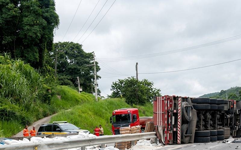 BR-040: tombamento de carreta na altura de Areal deixa uma vítima fatal
