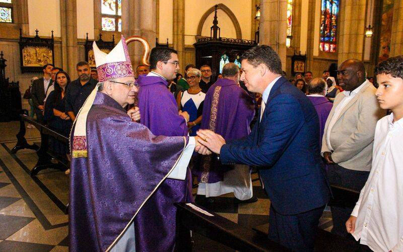 Petrópolis celebra 183 anos com homenagens e bolo na Praça Dom Pedro
