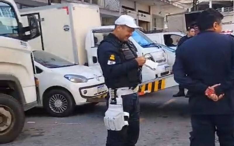 Veículo é rebocado por estacionamento irregular no Centro