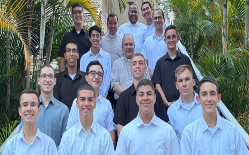 Dom Joel se reúne com os novos seminaristas de nossa Diocese