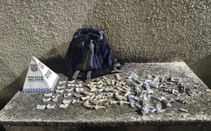 PM apreende drogas no Carangola