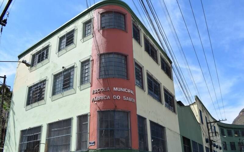 Os estagiários da educação se preocupam com a falta de pagamento e VT