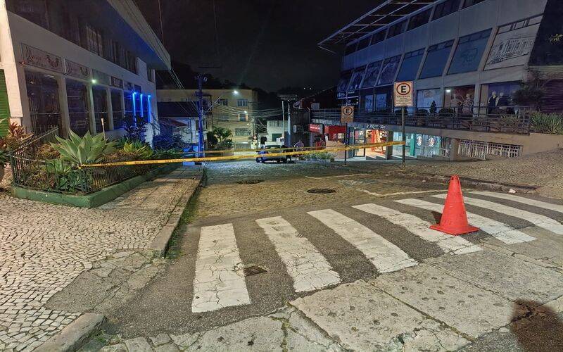 Trânsito: Rua Prefeito Ari Barbosa interditada para veículos e com acesso permitido so