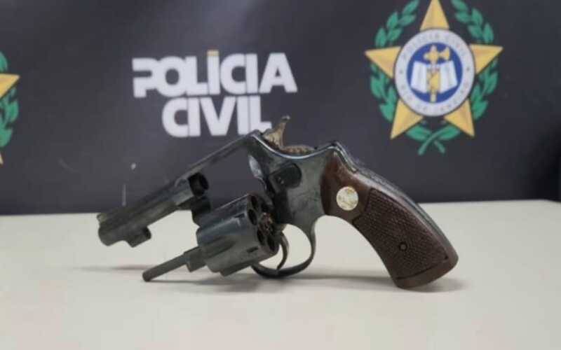 Secretário: polícia civil prende homem em flagrante por posse de arma de fogo