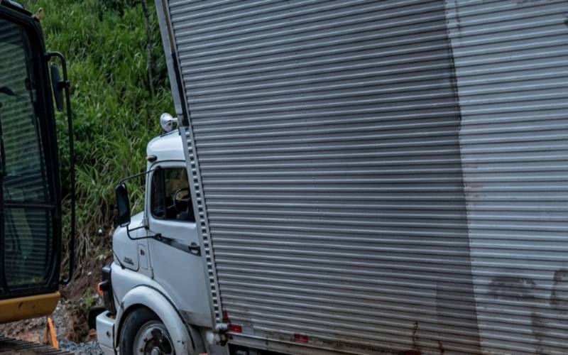 BR-495 volta a ser interditada após caminhão afundar ao tentar passar por desvio