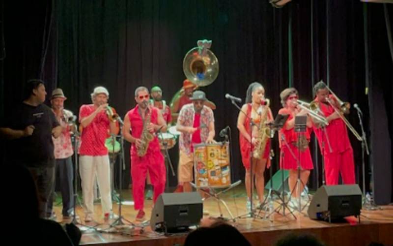 Orquestra Voadora celebra 18 anos com show eletrizante no Sesc Quitandinha em Petrópol