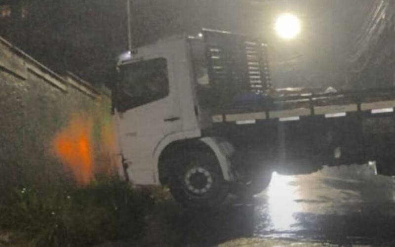Caminhão apresenta pane e interdita rua no Valparaíso