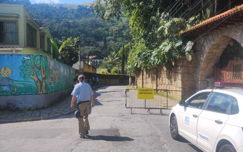 Trânsito: Rua Henrique Dias, no Retiro, está interditada