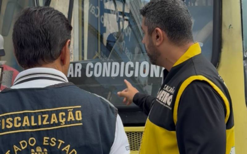 Fiscalização do Detro/RJ autua empresas e recolhe ônibus em terminal de Caxias