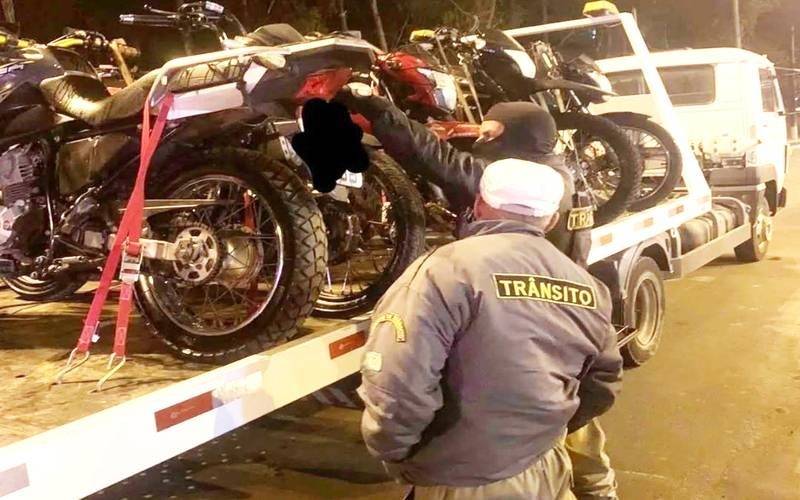 Mais de 400 motos e 12 carros barulhentos são apreendidos em Petrópolis