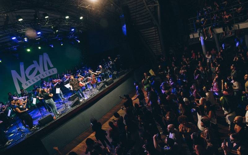 Nova Orquestra homenageia a banda Skank com show inédito e participação de Gabriel Gon