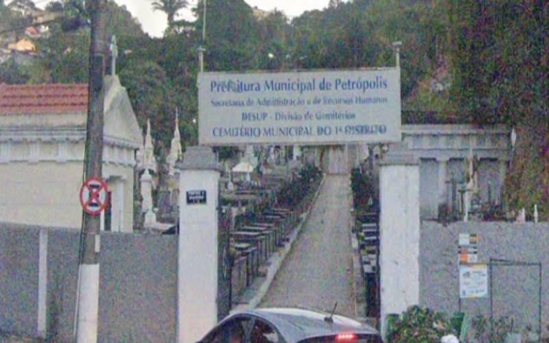 Familiares de parte dos falecidos sepultados na quadra 9 do Cemitério Municipal são co