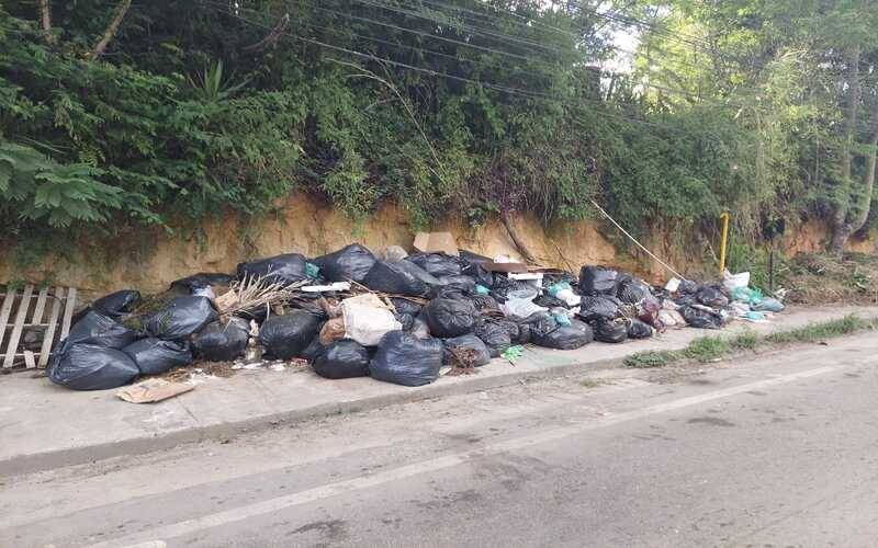 Lixo acumulado há uma semana entre a ponte do arranha-céu e o cemitério de Itaipava