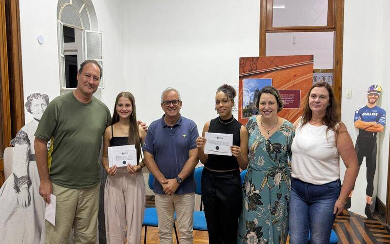 Prefeitura premia alunas vencedoras do concurso 
