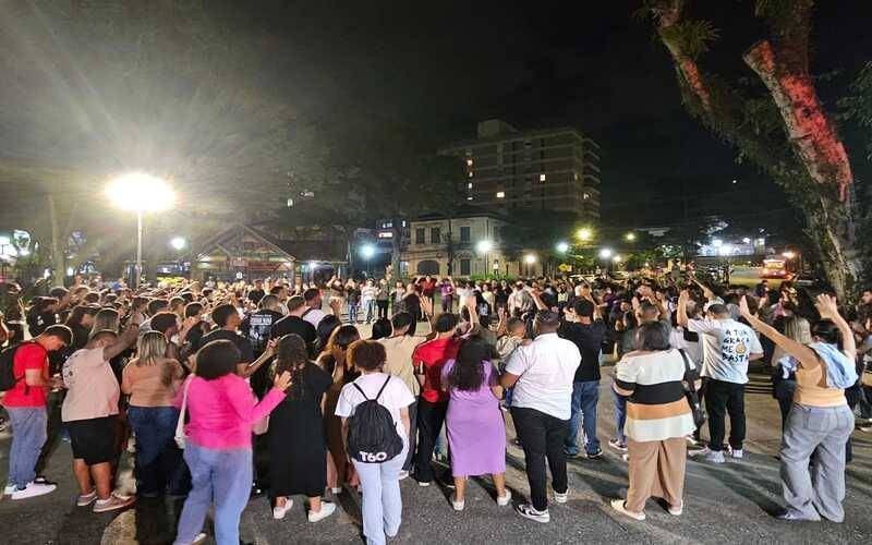  Movimento reúne mais de 600 jovens em noite de fé na Praça da Liberdade