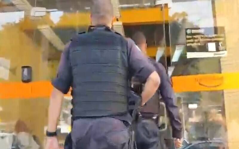 Homem com 12 anotações crimininais é preso por descumprir medida protetiva contra a pr