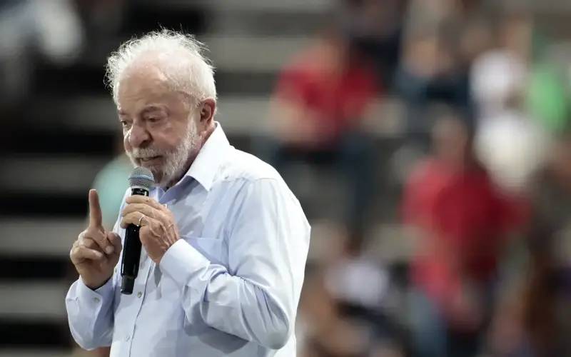 Lula diz que governo fará de tudo para conter preço do diesel