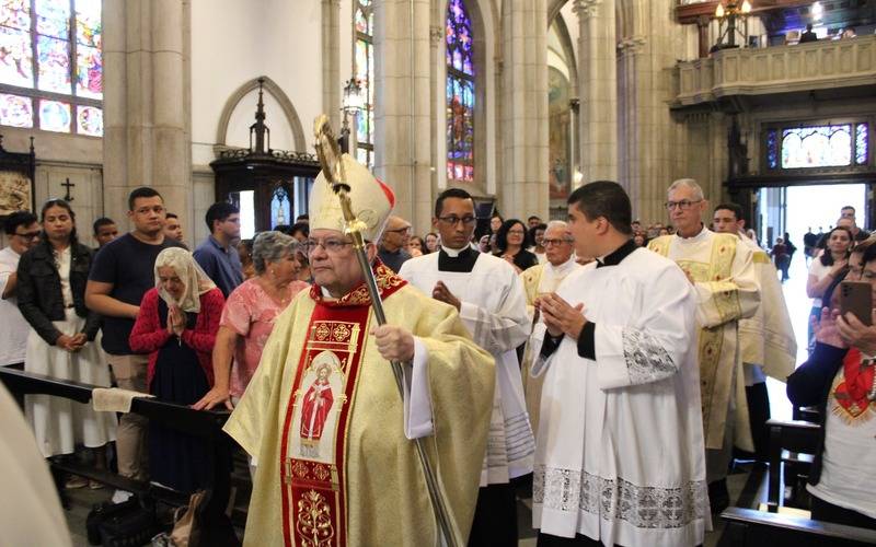 Dom Joel preside missa dos Santos Óleos na Catedral