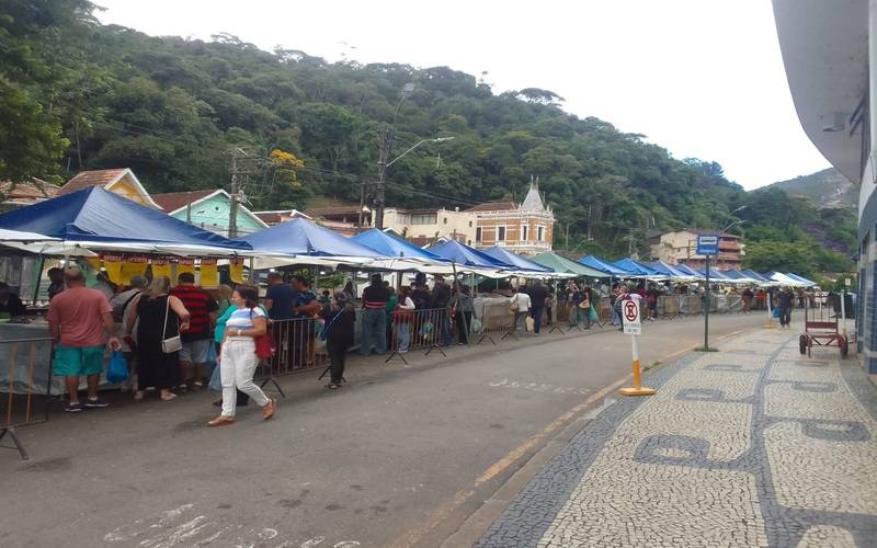 Tradição e movimento marcam feira de pescados em Petrópolis na Semana Santa