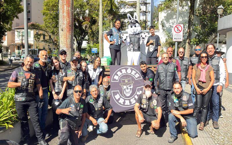 Motoclubes distribuem chocolates e levam alegria a crianças em Petrópolis