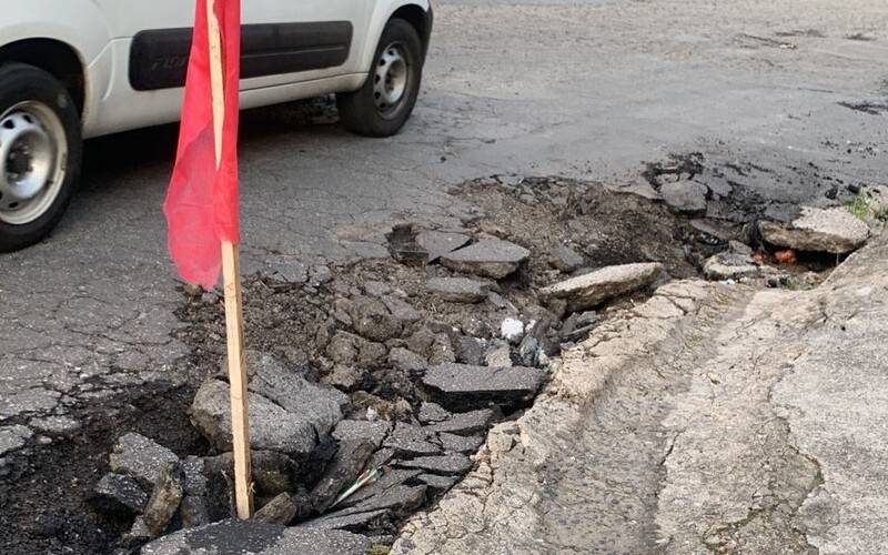 Buracos e entulhos vêm causando preocupações no Alto da Derrubada