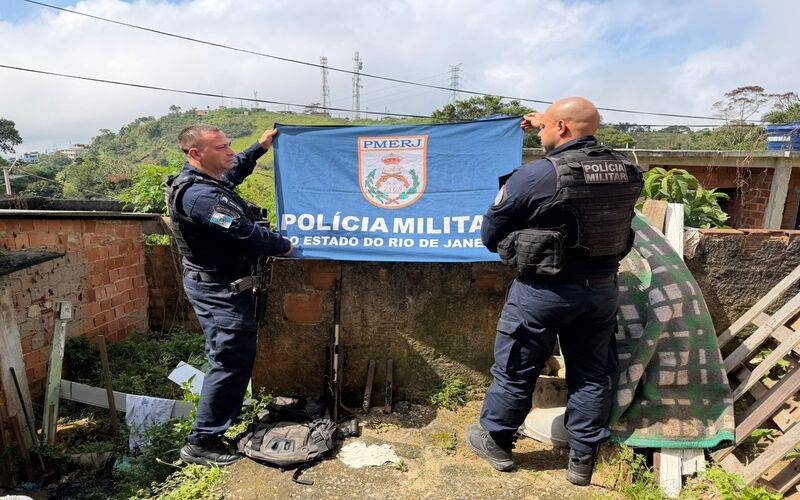 Arma de uso restritos e drogas são apreendidas no Quitandinha