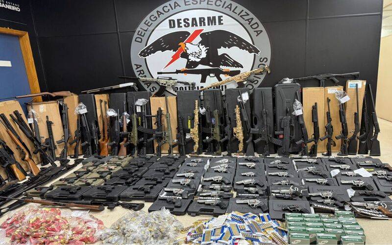Polícia Civil apreende arsenal com centenas de armas e milhares de munições ilegais em