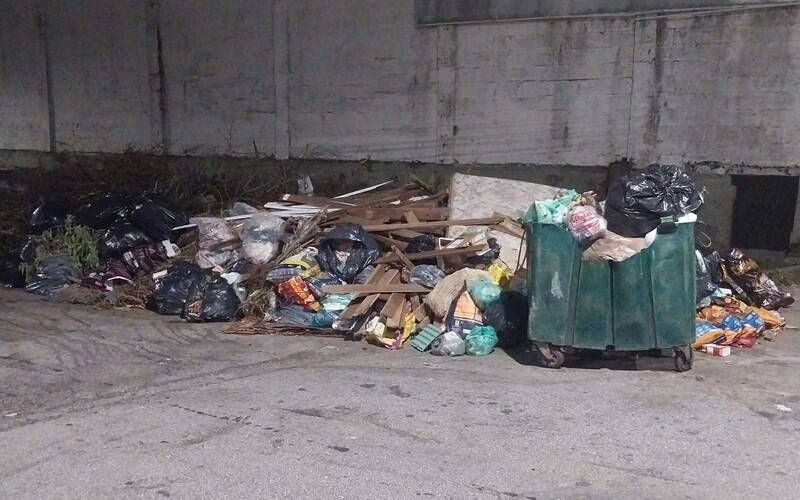 Descarte irregular de entulhos na Vila Militar
