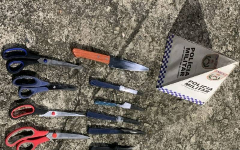 PM apreende facas durante ação preventiva no Centro
