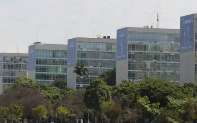 Lula assina medida que insere mais terceirizados da União na jornada de 40 horas seman