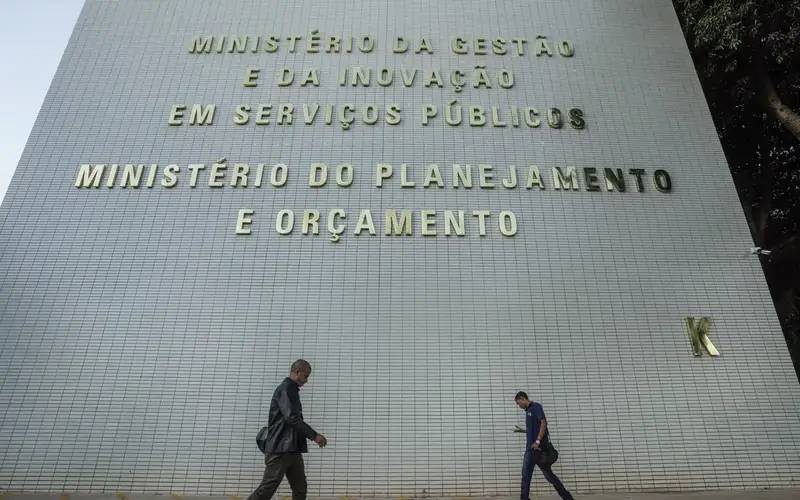 Gasto com pessoal e benefícios fiscais terão limite a partir de 2027