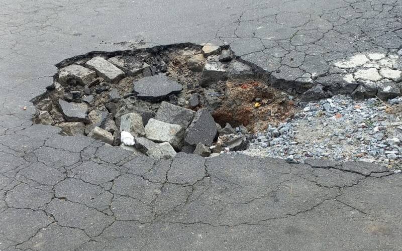 Buraco no ponto final da Rua Manoel Torres preocupa moradores