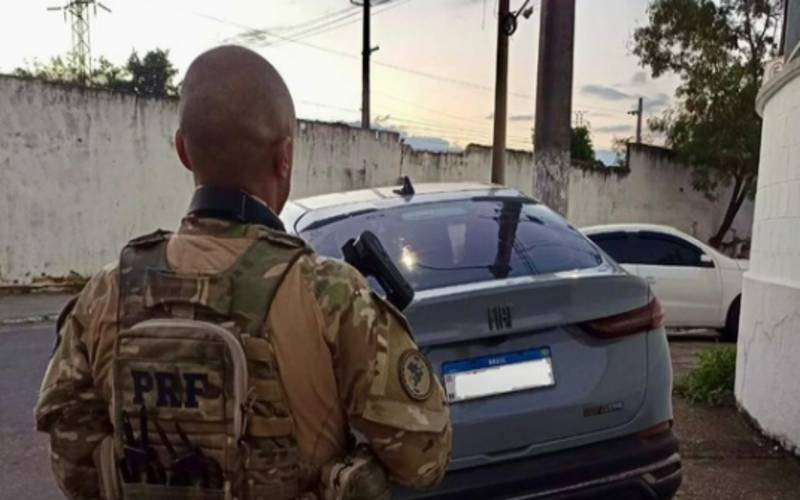 Em Duque de Caxias, PRF recupera veículo roubado