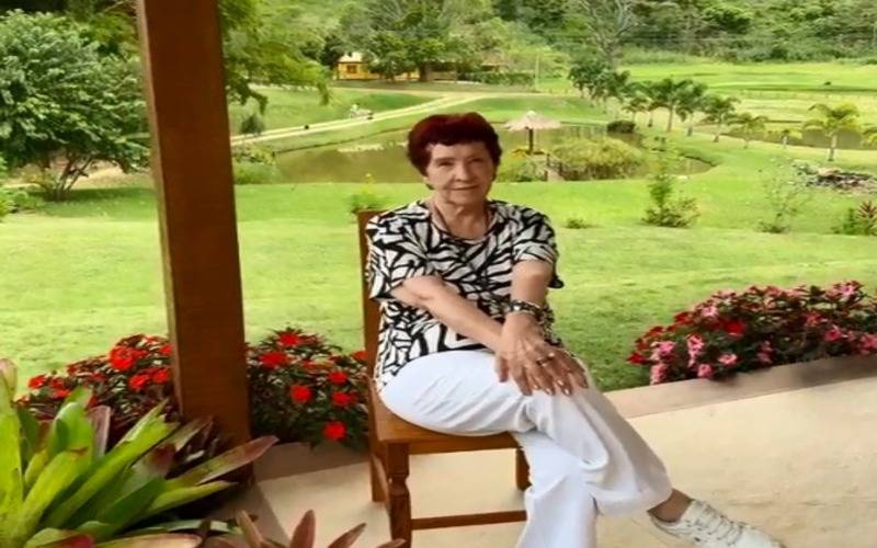 Oficina gratuita ensina idosos a usar celular em Petrópolis